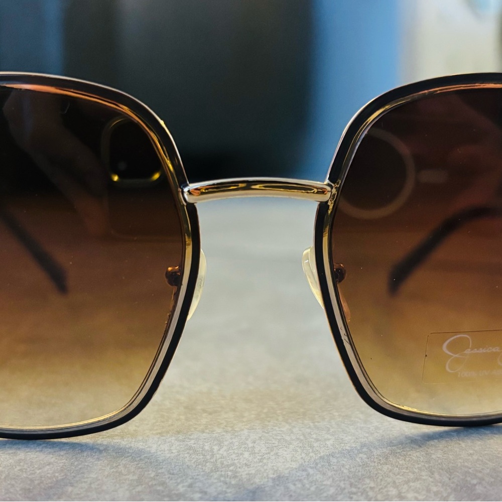 Jessica Simpson Oversized Sunglasses With Case - Picture 4 of 10